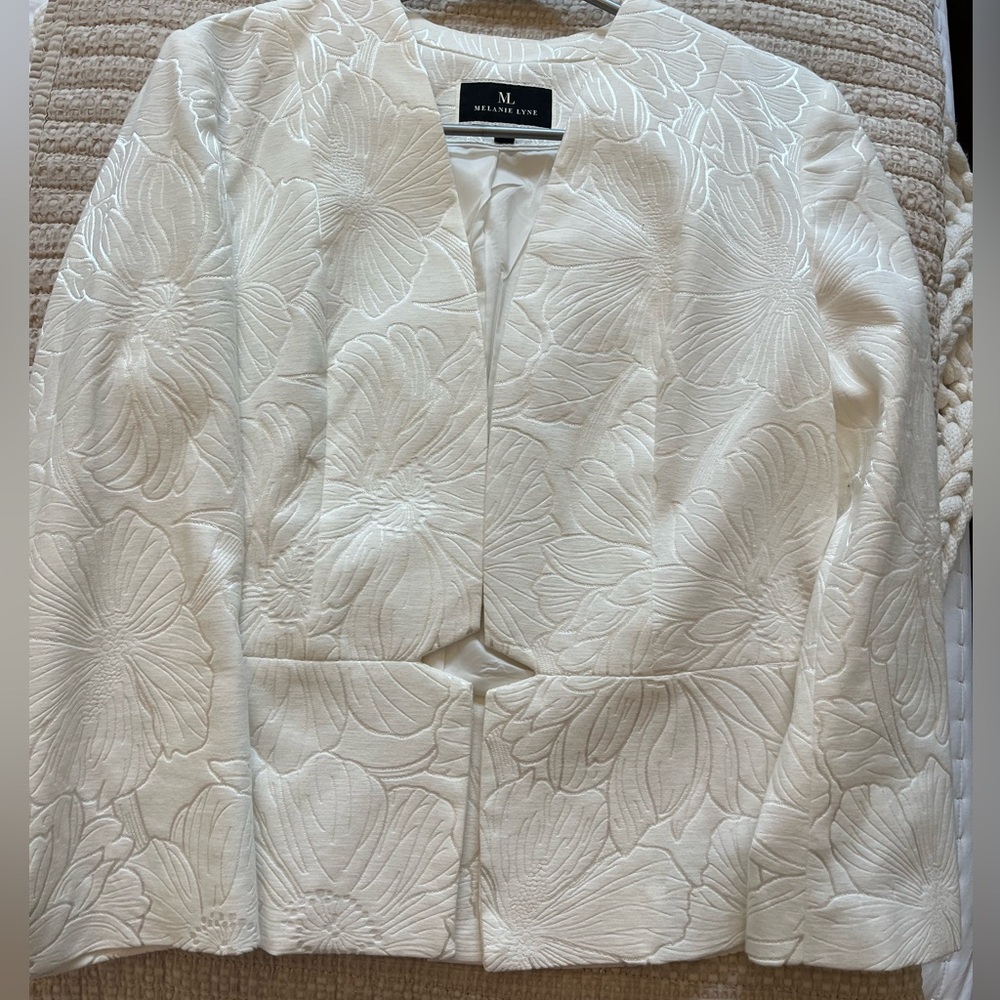 🤍Melanie Lyne White Tailored Blazer with Textured Flower Design